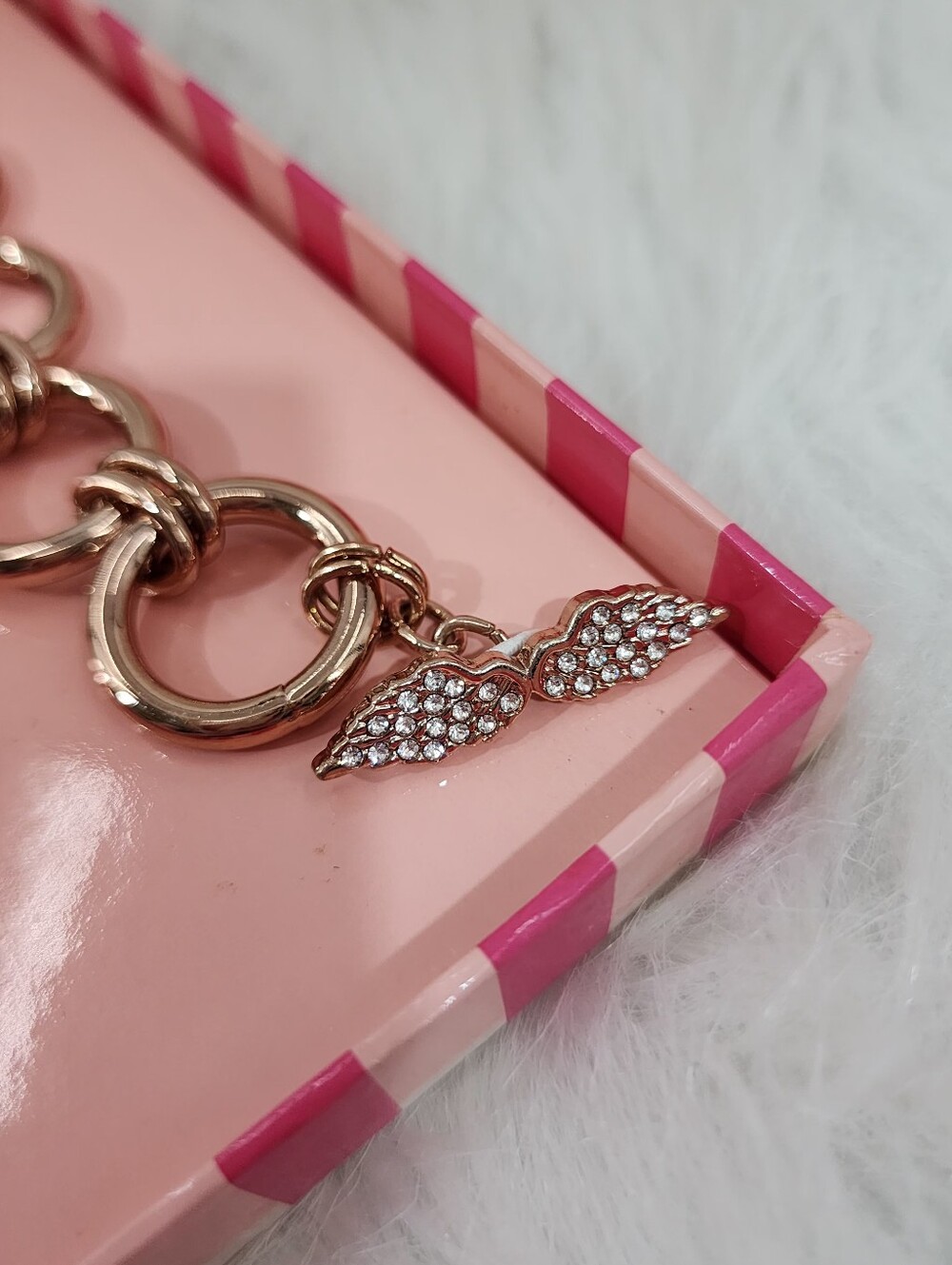 NIB Victoria's Secret Chunky Gold Tone Link Bracelet w/Pave Crystal Wings 7.5"